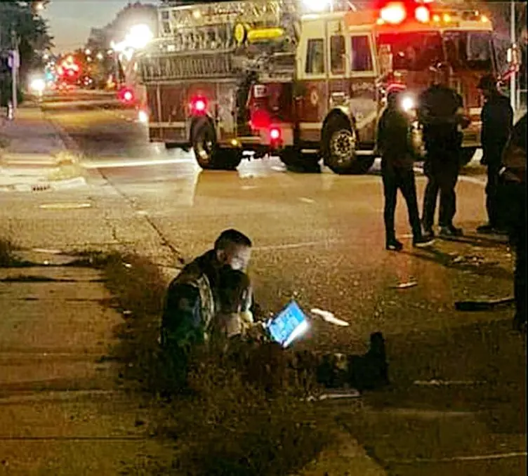 Firefighter Reads to Sca red Girl After Cra$h: A Touching Moment of Compassion