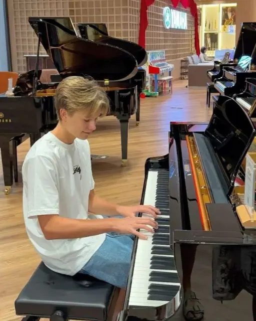 I PLAYED A RANDOM SONG ON A STORE PIANO AND SOMEONE IN THE BACK STARTED CRYING
