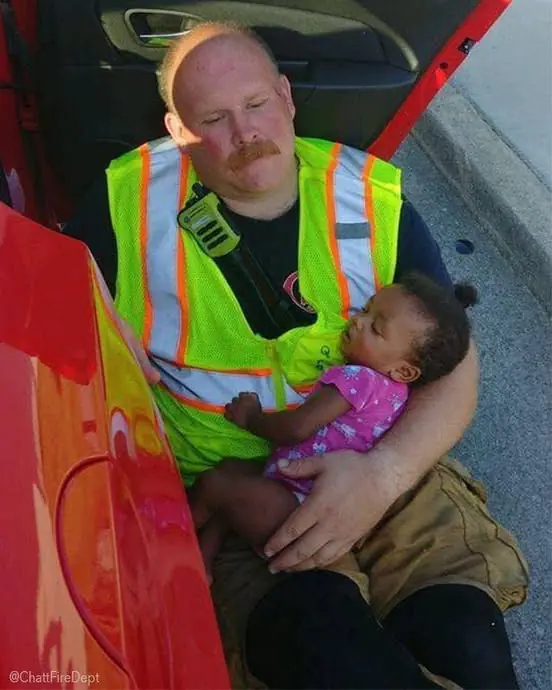 A Firefighter’s Tender Moment: Comforting a Baby After a Highway 58 Car Inc!dent