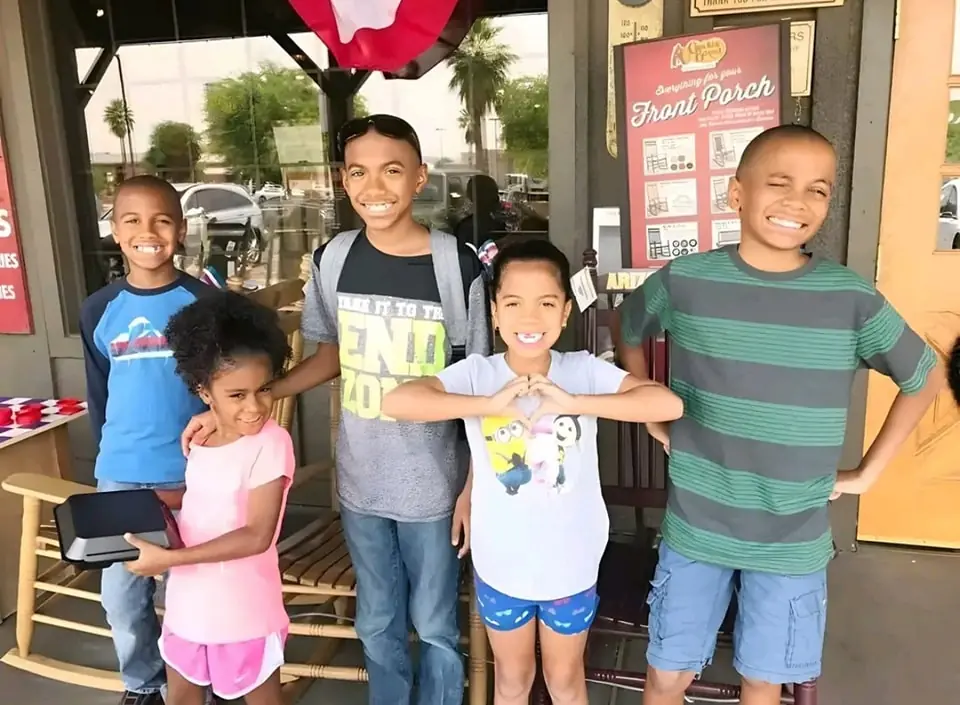 A Heartwarming Pay-It-Forward Moment at Cracker Barrel: A Mother’s Story of Gratitude