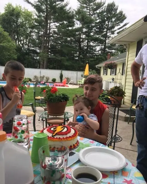 The Birthday Cake Message That Changed Everything: How an Unexpected Surprise Rekindled a Lost Friendship