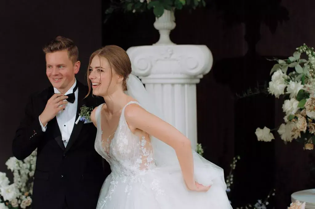 Bride Hum!iated at Wedding Cake Cu tting Groom’s Prank Sparks Outrage and Calls of ‘Red Flag’