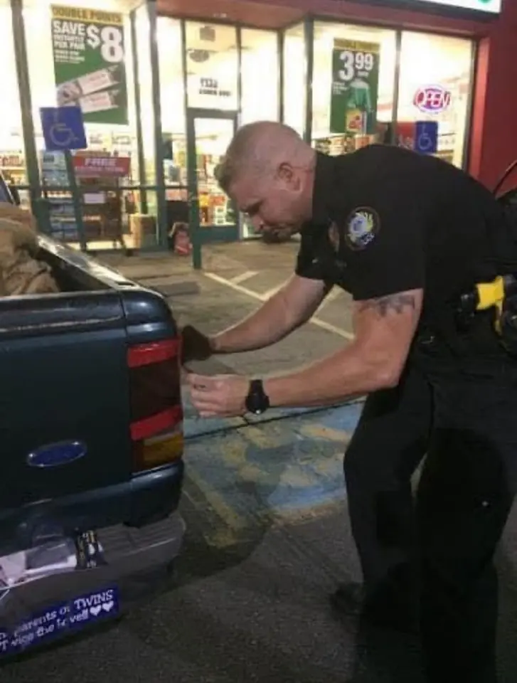 When a Traffic Stop Turned Into a Heartwarming Act of Kindness - Officer Hutchins' Story