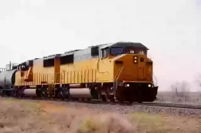 Three friends tragically l0se their lives in Utah train @ccident while taking selfie on railway tracks