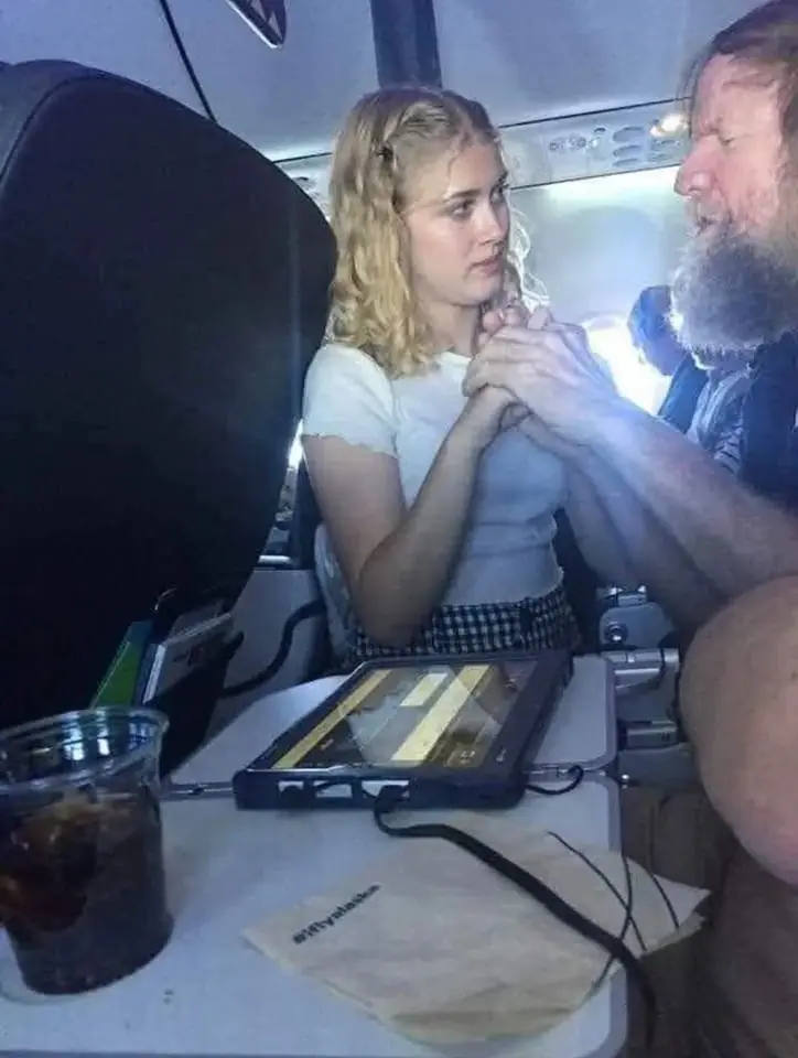 A Heartwarming Flight: How Strangers Came Together to Help a De@f-Blind Passenger