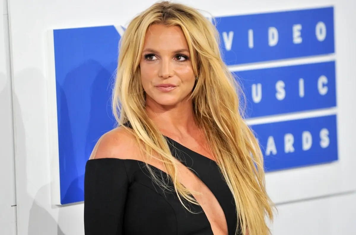 Britney Spears responds to private plane controversy as authorities take action