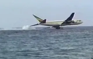 Captain's defiant final words to hijackers as beachgoers capture heartbr3aking cra$h