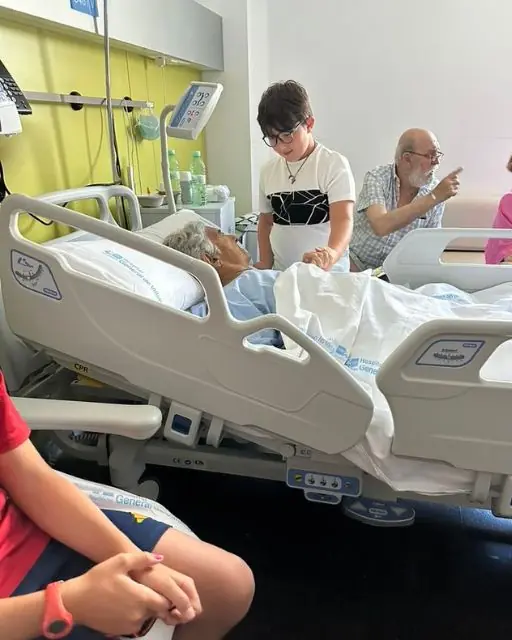 A Grandson’s Quiet Visit: How One Touch Brought His Grandma Peace in Her Final Moments