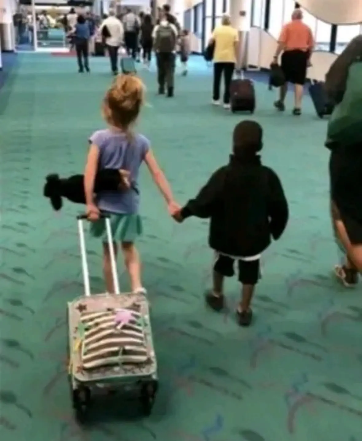 A Heartwarming In-Flight Moment: Kids’ Innocent Friendship Goes Viral