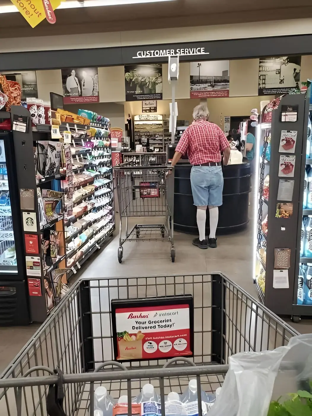 A SIMPLE ACT OF KINDNESS AT THE GROCERY STORE RESTORES FAITH IN HUMANITY