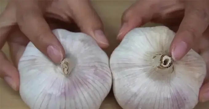 Should you choose purple garlic or white garlic? Many housewives think they're the same, but in reality, they're not