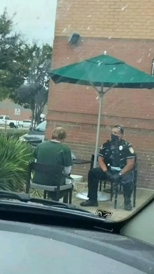Officer Reese’s Compassionate Response: A Heartwarming Moment at Starbucks