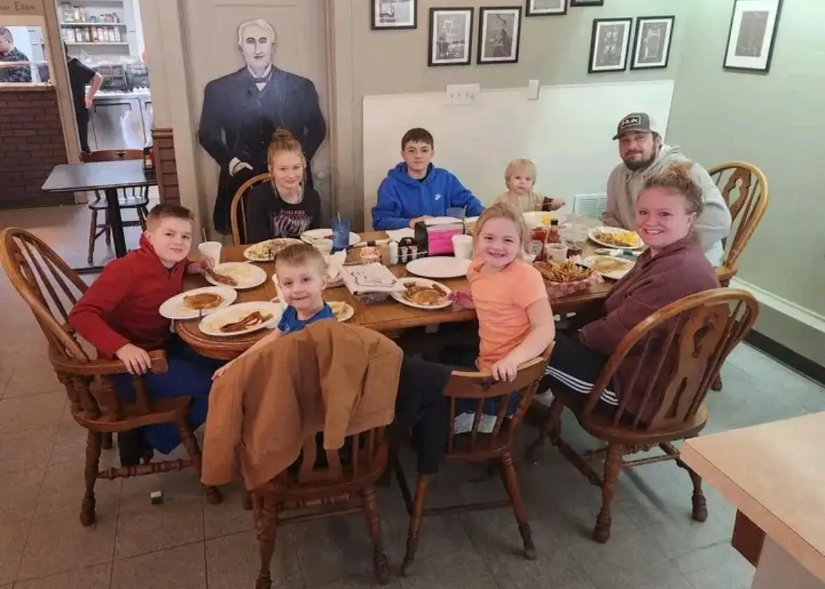 A Stranger’s Generous Gift: Paying for a Big Family’s Breakfast at a Restaurant