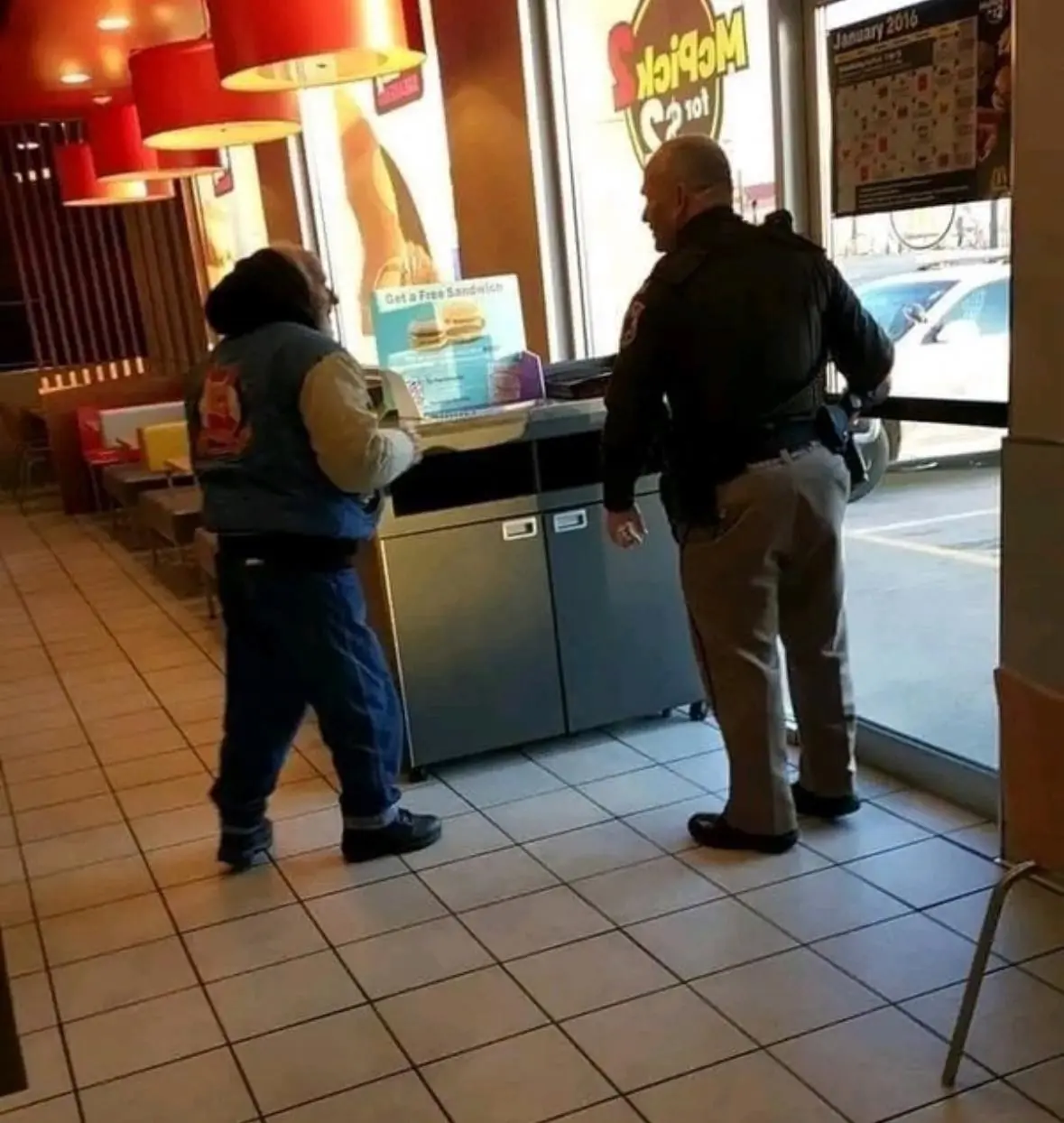 A Police Officer’s Quiet Kindness: Helping a Homeless Man at McDonald’s in Morrison, Illinois