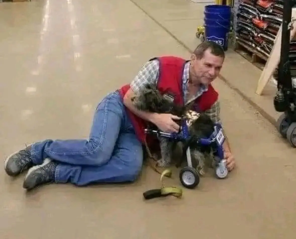When a Lowe's Employee Sat on the Floor for an Hour to Help a Dis@bled Dog - This Story Will Restore Your Faith in Humanity