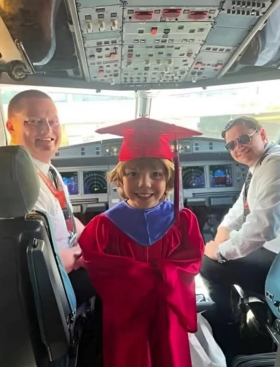 A Heartwarming Kindergarten Graduation in the Sky: Xavier’s Special Moment on a Frontier Airlines Flight