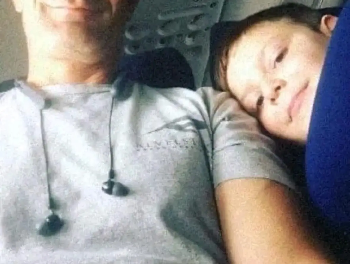 A Heartwarming Moment: How a Stranger’s Kindness Made My Son’s First Flight Special