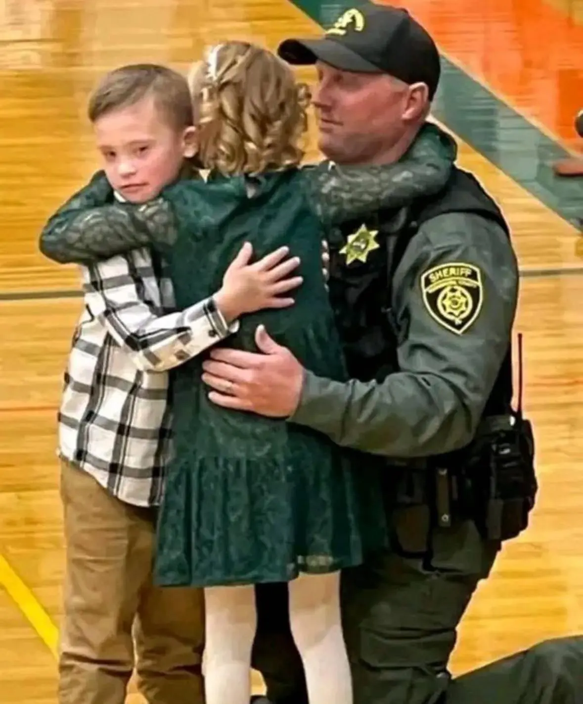 A Hero in Uniform: How a School Resource Officer Transformed a Frightened Homecoming Moment
