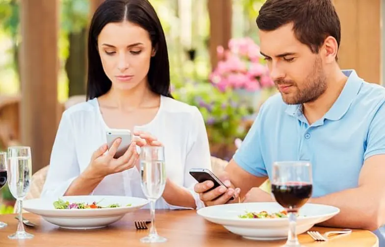 Eating While Screen-Obsessed? Here Are 4 Hidden Health Risks You’re Ignoring