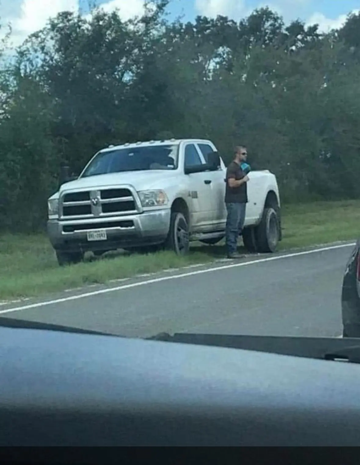 A Simple Act of Respect: How a Stranger Honored My Father’s Funeral Procession