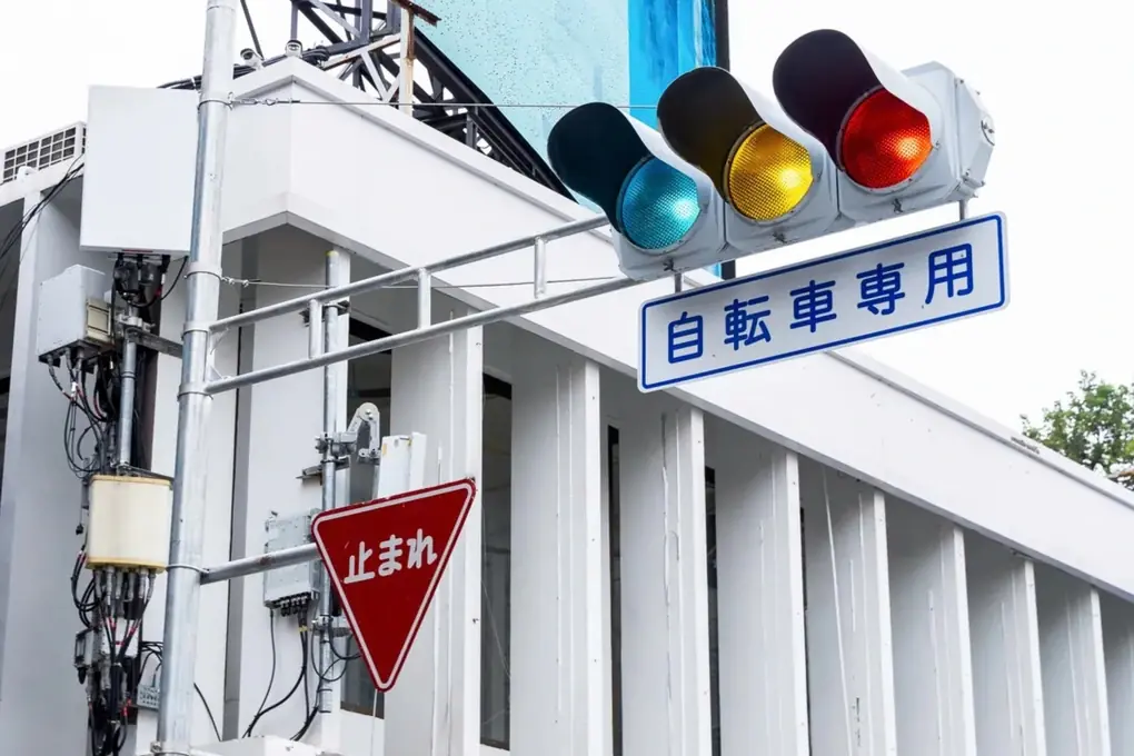 Why Do Traffic Lights in Japan Appear Blue? Unveiling the Cultural and Linguistic Origins
