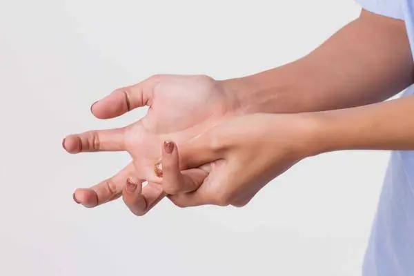 5 Signs on Your Hands That May Indicate Lung Issues