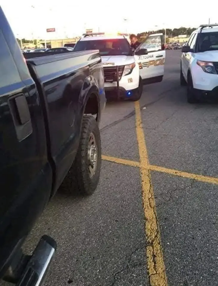 A Lesson in Respect and Safety: How One Driver Handled a Police Stop While Legally Carrying a Firearm