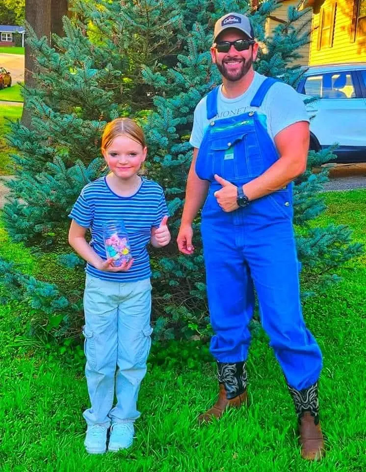 The Sweetest Exchange: How a Gentleman's Kindness Transformed a Little Girl's Sale at a BBQ