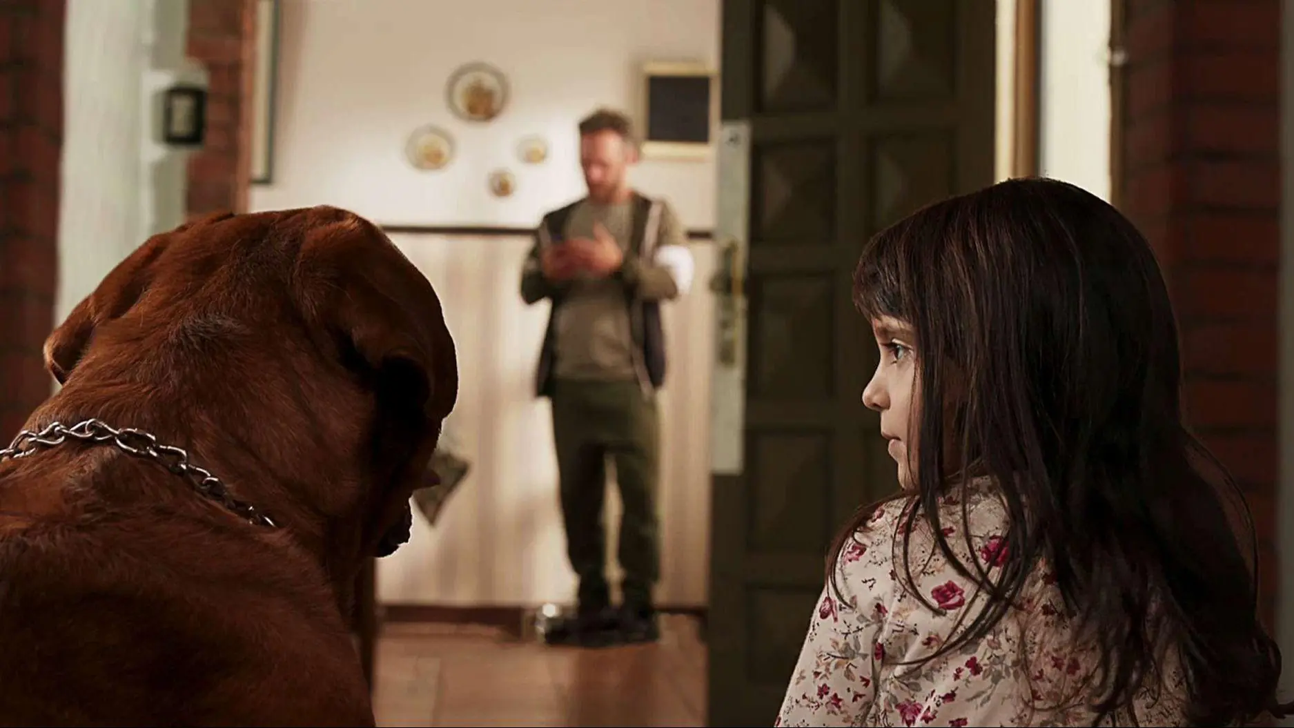 The Billionaire's Deadliest Guard Dog Knelt Before a Little Girl—Then Her Secret Changed Everything